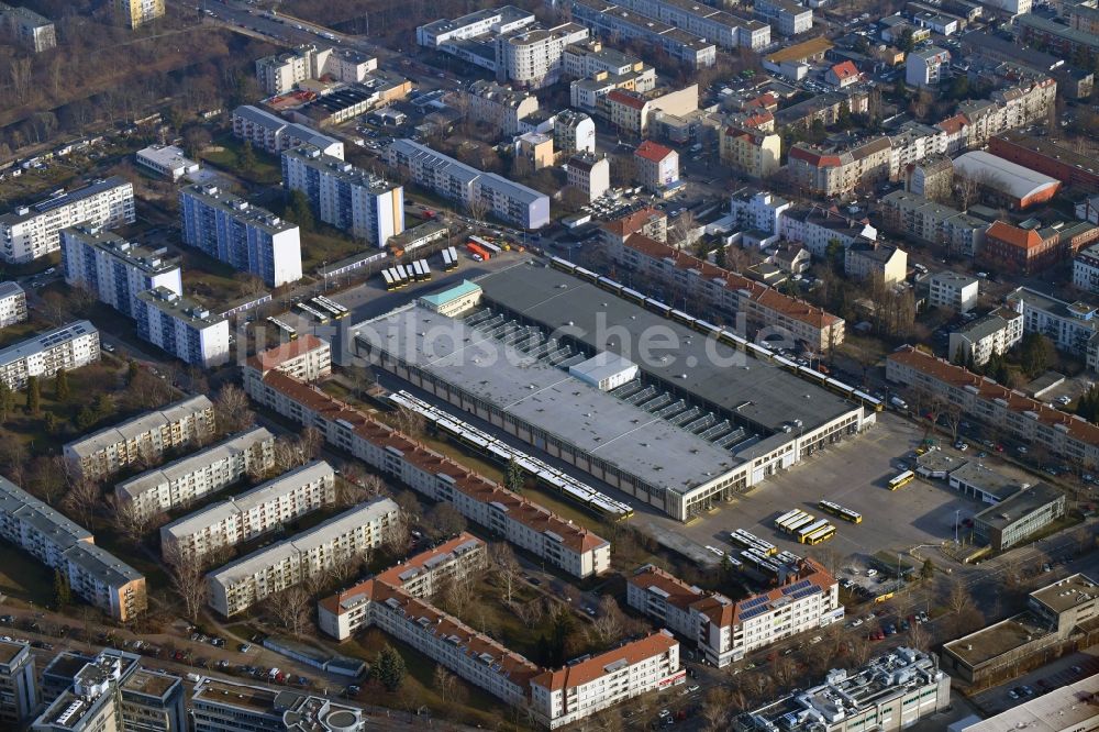 Berlin aus der Vogelperspektive: Nahverkehrs- und Bus- Depot der Städtischen Verkehrsbetriebe Am Straßenbahnhof - Gradestraße im Ortsteil Britz in Berlin, Deutschland