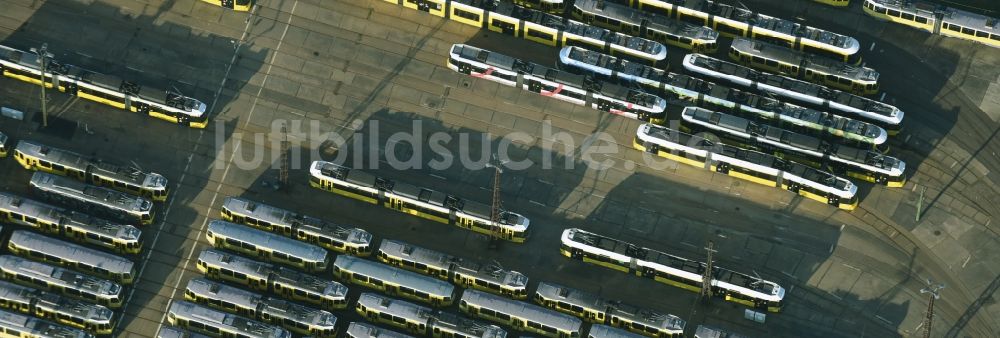 Luftaufnahme Berlin - Nahverkehrs- und Tram- Straßenbahn- Depot der Städtischen Verkehrsbetriebe BVG Betriebshof Marzahn in Berlin