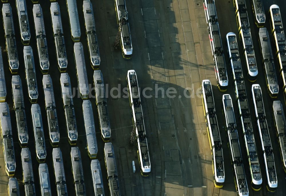 Luftaufnahme Berlin - Nahverkehrs- und Tram- Straßenbahn- Depot der Städtischen Verkehrsbetriebe BVG Betriebshof Marzahn in Berlin