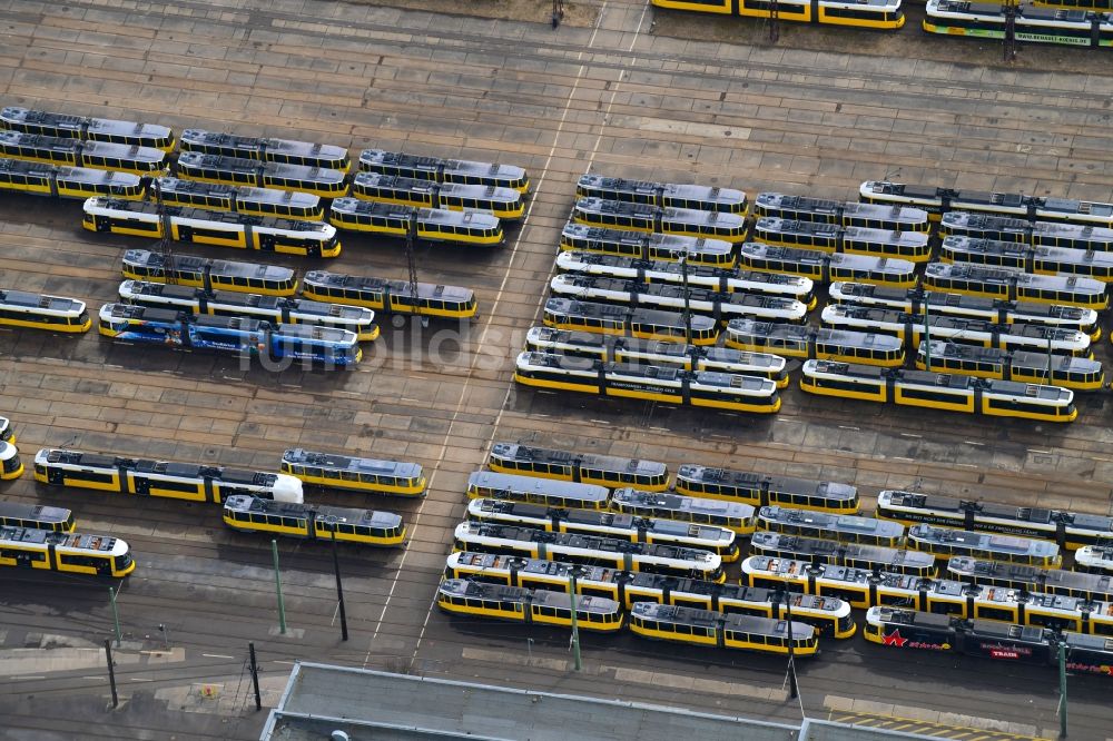 Luftbild Berlin - Nahverkehrs- und Tram- Straßenbahn- Depot der Städtischen Verkehrsbetriebe BVG Betriebshof Marzahn im Ortsteil Marzahn in Berlin, Deutschland