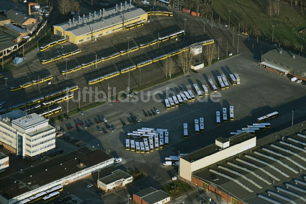 Luftaufnahme Berlin - Nahverkehrs- und Tram- Straßenbahn- Depot der Städtischen Verkehrsbetriebe BVG an der Siegfriedstraße im Stadtteil Lichtenberg in Berlin