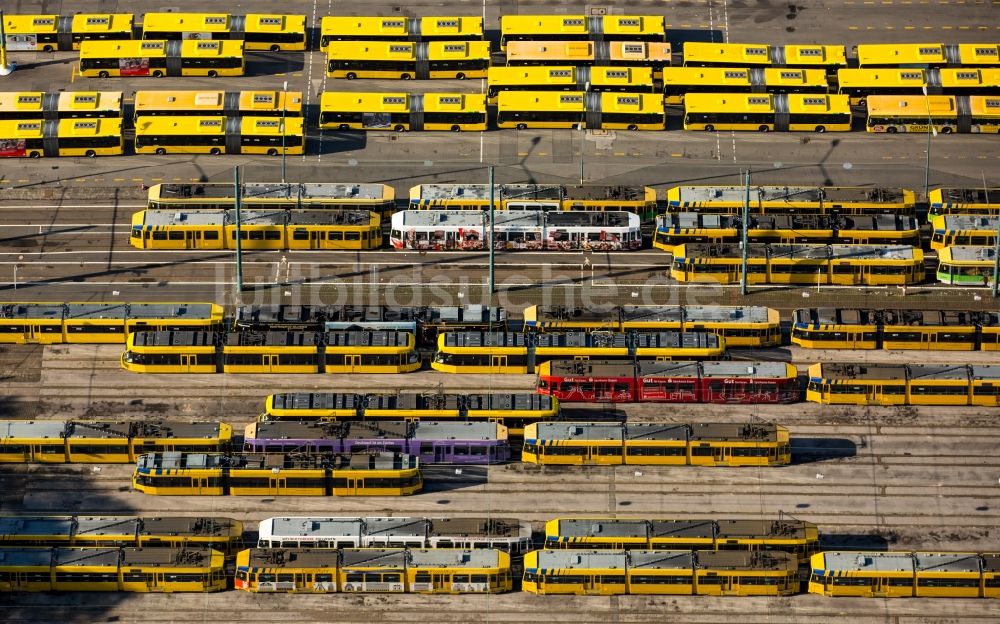 Luftaufnahme Essen - Nahverkehrs- und Tram- Straßenbahn- Depot der Städtischen Verkehrsbetriebe in Essen im Bundesland Nordrhein-Westfalen