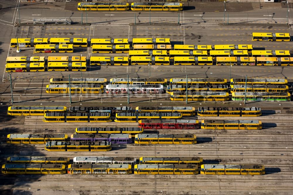 Essen von oben - Nahverkehrs- und Tram- Straßenbahn- Depot der Städtischen Verkehrsbetriebe in Essen im Bundesland Nordrhein-Westfalen