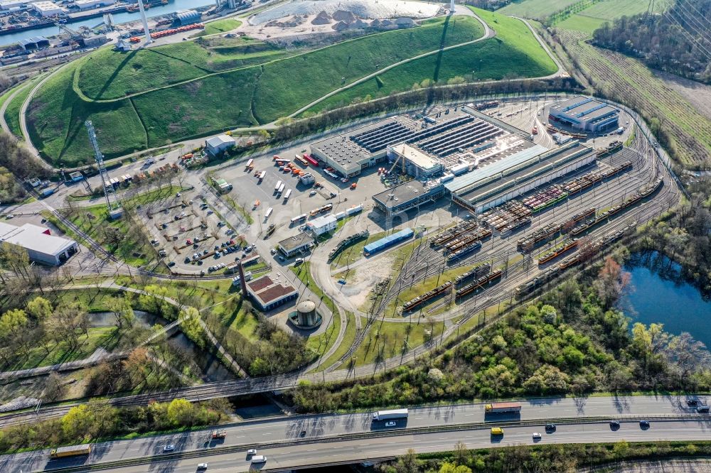 Luftaufnahme Karlsruhe - Nahverkehrs- und Tram- Straßenbahn- Depot der Städtischen Verkehrsbetriebe im Ortsteil Rheinhafen in Karlsruhe im Bundesland Baden-Württemberg, Deutschland