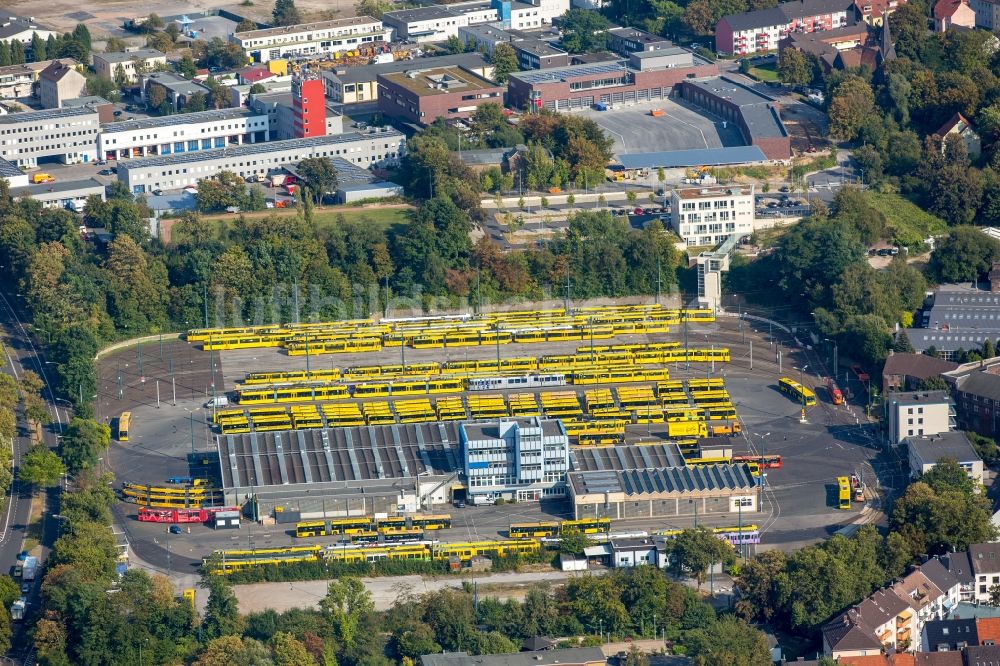 Luftaufnahme Essen - Nahverkehrs- und Tram- Straßenbahn- Depot der Städtischen Verkehrsbetriebe Ruhrbahn GmbH - Betriebshof Stadtmitte in Essen im Bundesland Nordrhein-Westfalen, Deutschland