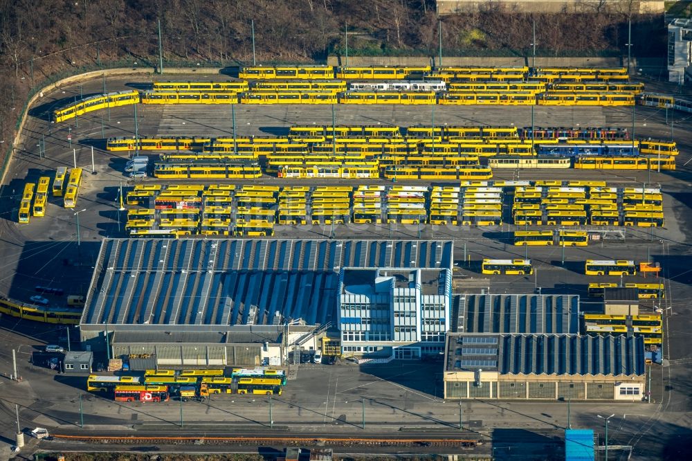 Essen aus der Vogelperspektive: Nahverkehrs- und Tram- Straßenbahn- Depot der Städtischen Verkehrsbetriebe Ruhrbahn GmbH - Betriebshof Stadtmitte in Essen im Bundesland Nordrhein-Westfalen, Deutschland