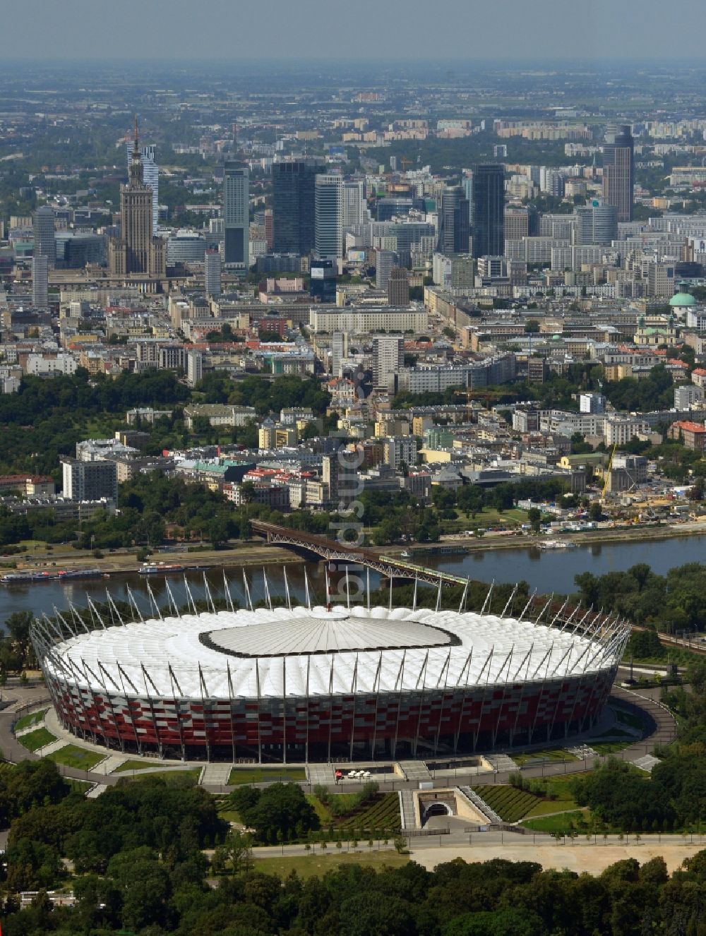 Warschau von oben - National Stadion im Stadtteil Praga am Weichselufer in Warschau in Polen