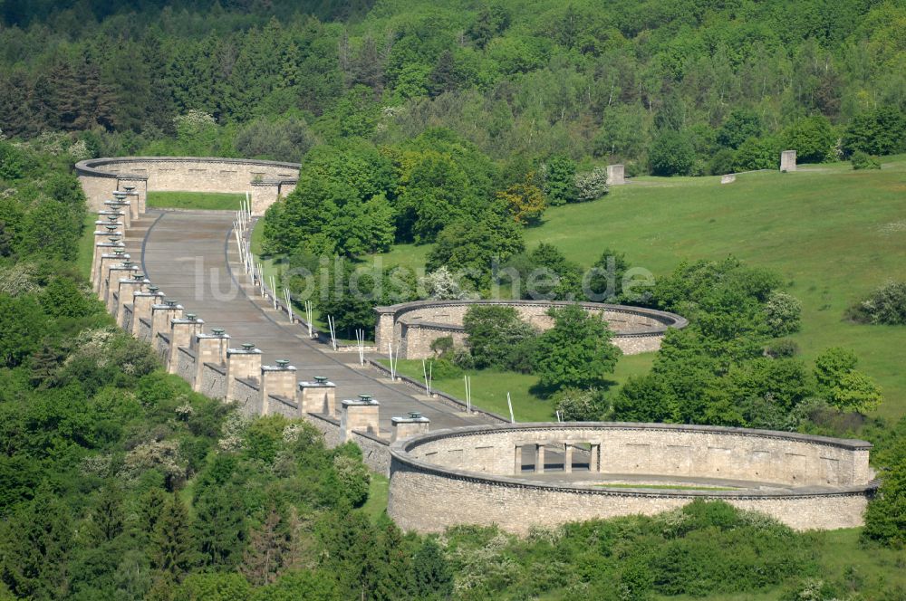 Luftaufnahme Weimar - Nationale Mahn- und Gedenkstätte der DDR Buchenwald im Ortsteil Ettersberg in Weimar im Bundesland Thüringen, Deutschland