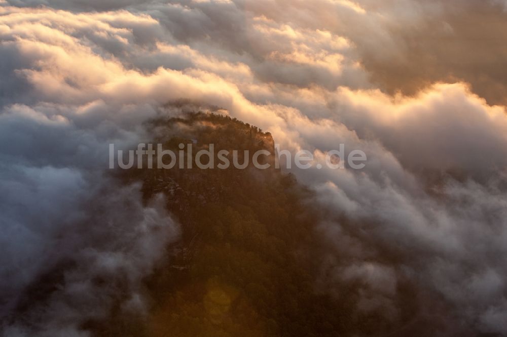 Sächsische Schweiz aus der Vogelperspektive: Natur - Landschaft von Wolken und Hochnebel umgebenen Bergen in der Sächsischen Schweiz im Bundesland Sachsen