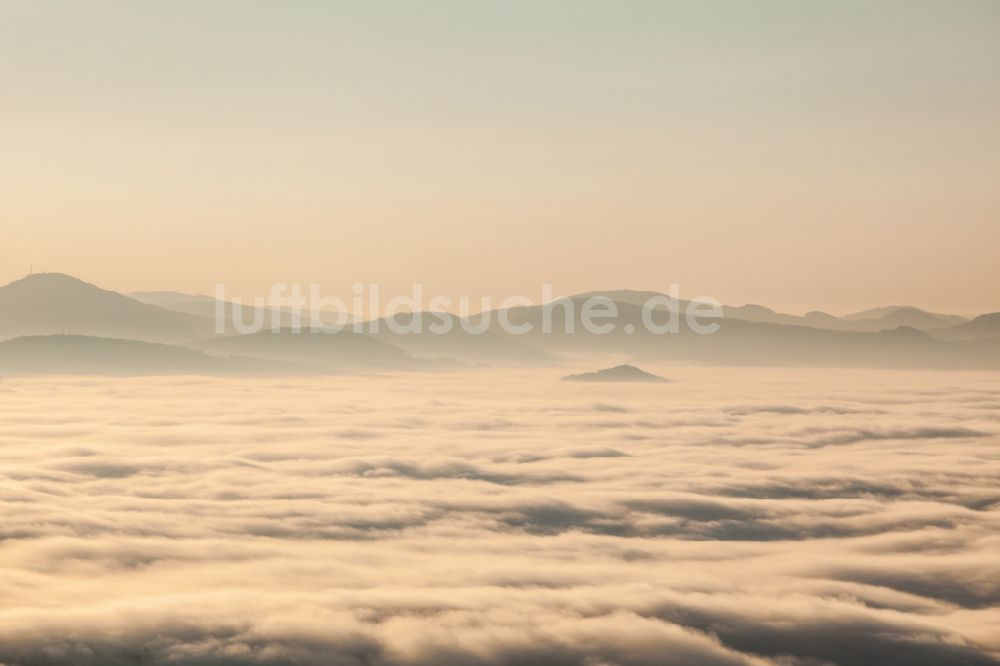 Luftbild Sächsische Schweiz - Natur - Landschaft von Wolken und Hochnebel umgebenen Bergen in der Sächsischen Schweiz im Bundesland Sachsen