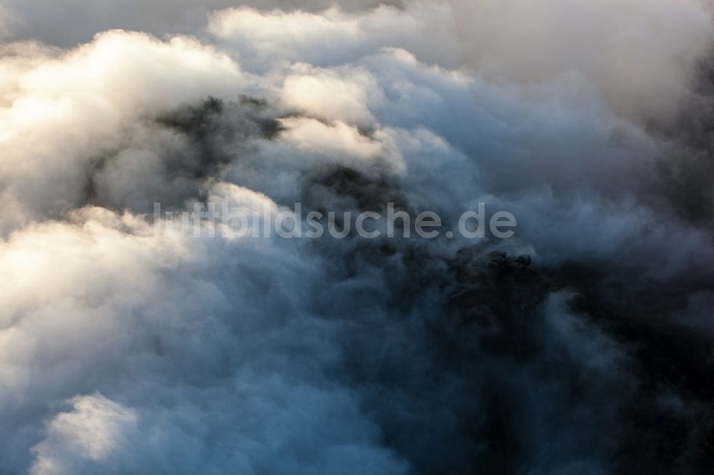 Sächsische Schweiz von oben - Natur - Landschaft von Wolken und Hochnebel umgebenen Bergen in der Sächsischen Schweiz im Bundesland Sachsen