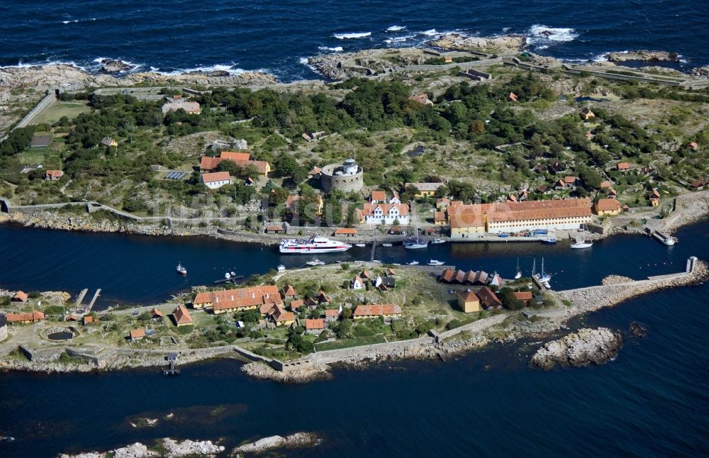 Luftaufnahme Christianso - Naturhafen zwischen den beiden bewohnten Hauptinseln der Inselgruppe der Erbseninseln ( Ertholmene ) in Dänemark