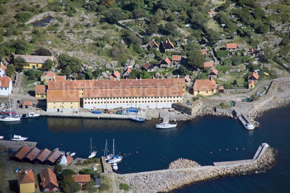 Christianso aus der Vogelperspektive: Naturhafen zwischen den beiden bewohnten Hauptinseln der Inselgruppe der Erbseninseln ( Ertholmene ) in Dänemark