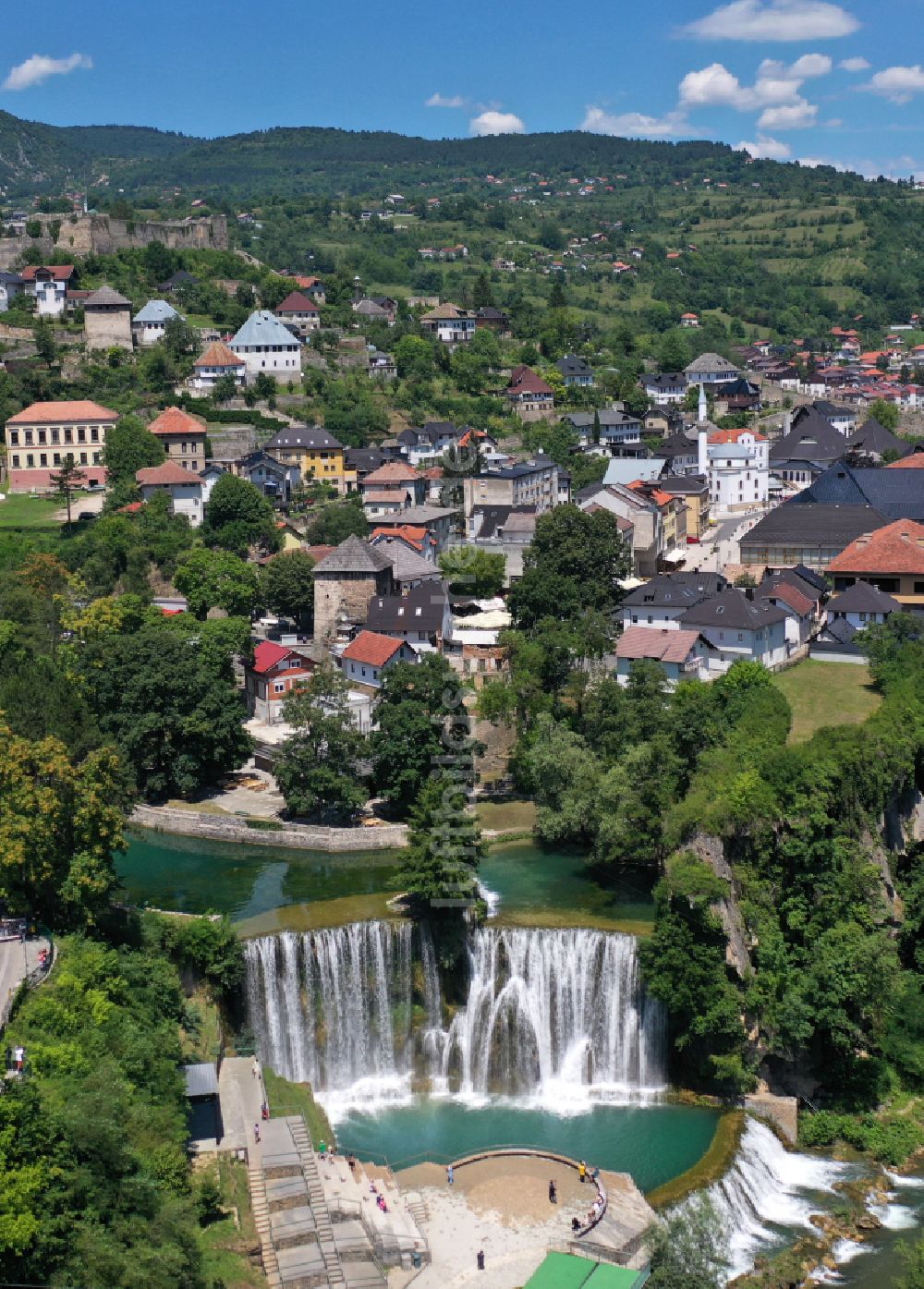 Luftaufnahme Jajce - Naturschauspiel des Wasserfalls Jajce Pliva Wasserfall in Jajce in Federacija Bosne i Hercegovine, Bosnien und Herzegowina