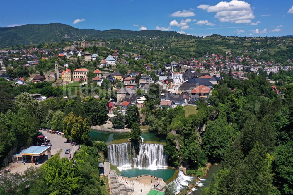 Jajce von oben - Naturschauspiel des Wasserfalls Jajce Pliva Wasserfall in Jajce in Federacija Bosne i Hercegovine, Bosnien und Herzegowina