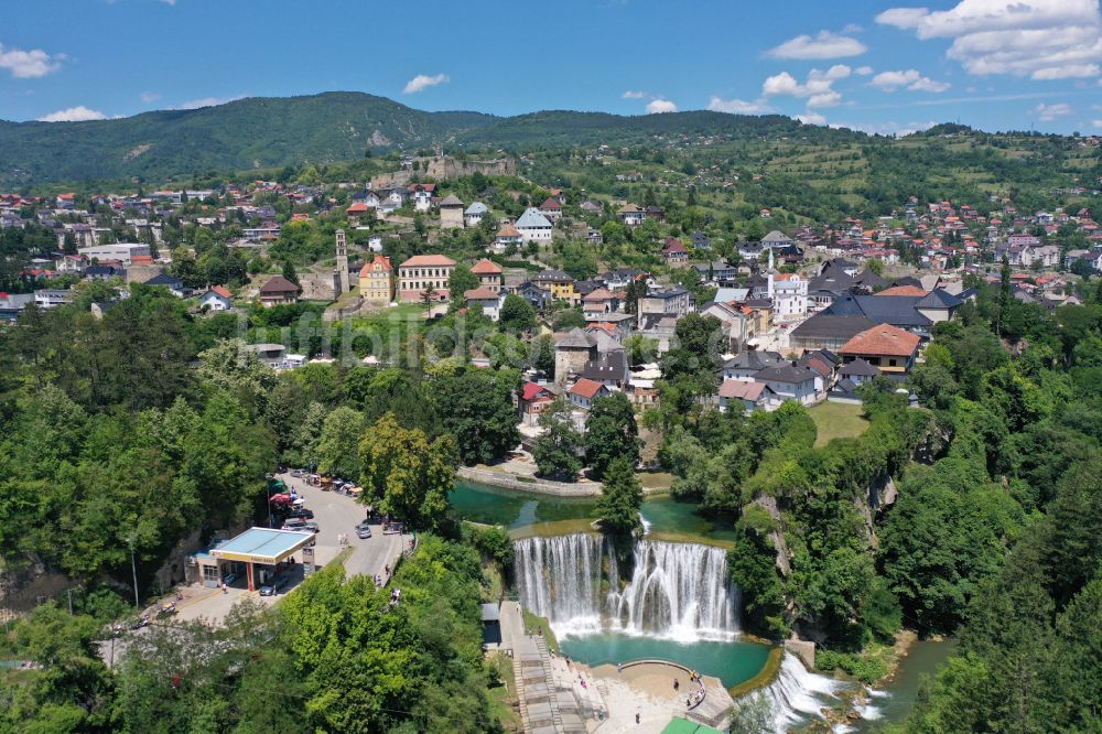 Jajce aus der Vogelperspektive: Naturschauspiel des Wasserfalls Jajce Pliva Wasserfall in Jajce in Federacija Bosne i Hercegovine, Bosnien und Herzegowina