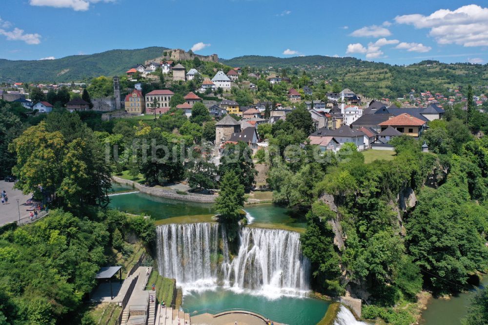 Luftbild Jajce - Naturschauspiel des Wasserfalls Jajce Pliva Wasserfall in Jajce in Federacija Bosne i Hercegovine, Bosnien und Herzegowina