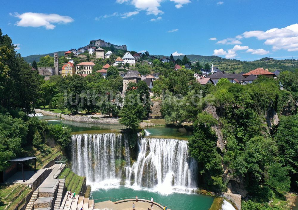 Luftaufnahme Jajce - Naturschauspiel des Wasserfalls Jajce Pliva Wasserfall in Jajce in Federacija Bosne i Hercegovine, Bosnien und Herzegowina