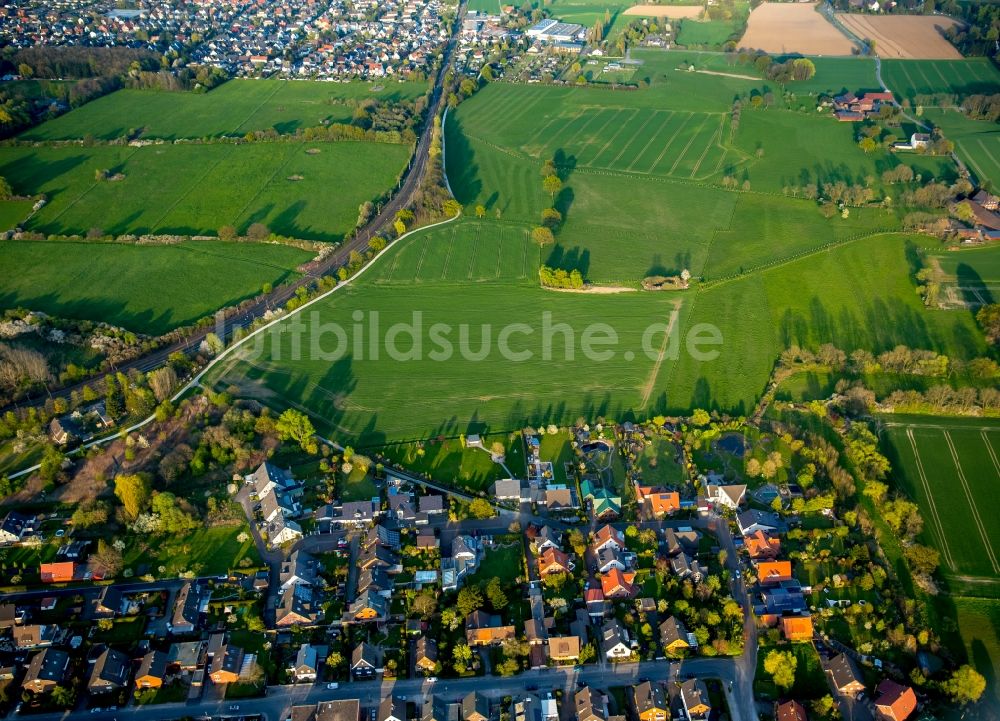 Hamm von oben - Naturschutzgebiet und Feld- und Wiesen- Landschaft Kuhkamp im Stadtteil Lohauserholz in Hamm im Bundesland Nordrhein-Westfalen