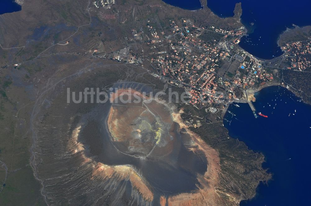 Luftbild VULCANO PORTO - Naturschutzgebiet / Reservat am Vulkan der Halbinsel Vulcanello in der Provinz Messina in Italien