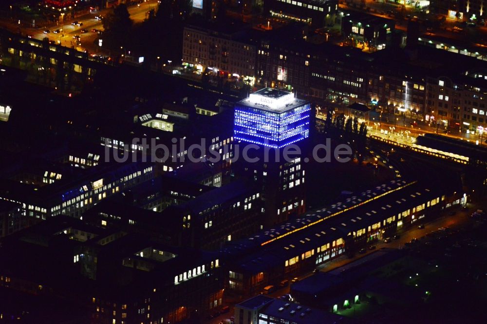 Luftaufnahme Berlin - Nächtlich beleuchteter Büroturm in der Oberbaum City in Berlin