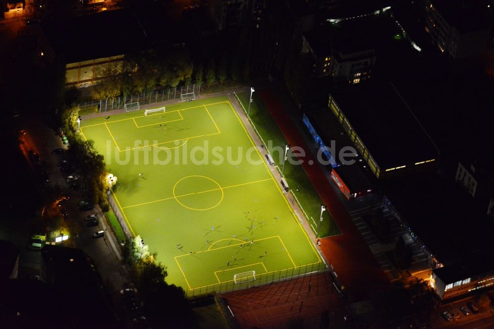 Berlin von oben - Nächtlich beleuchteter Sportplatz - Fußballplatz an der Hauffstraße - Spirtastraße in Berlin