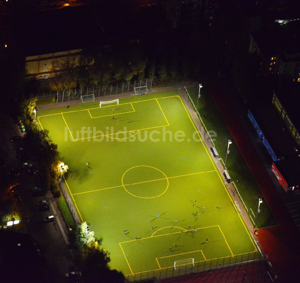 Berlin aus der Vogelperspektive: Nächtlich beleuchteter Sportplatz - Fußballplatz an der Hauffstraße - Spirtastraße in Berlin