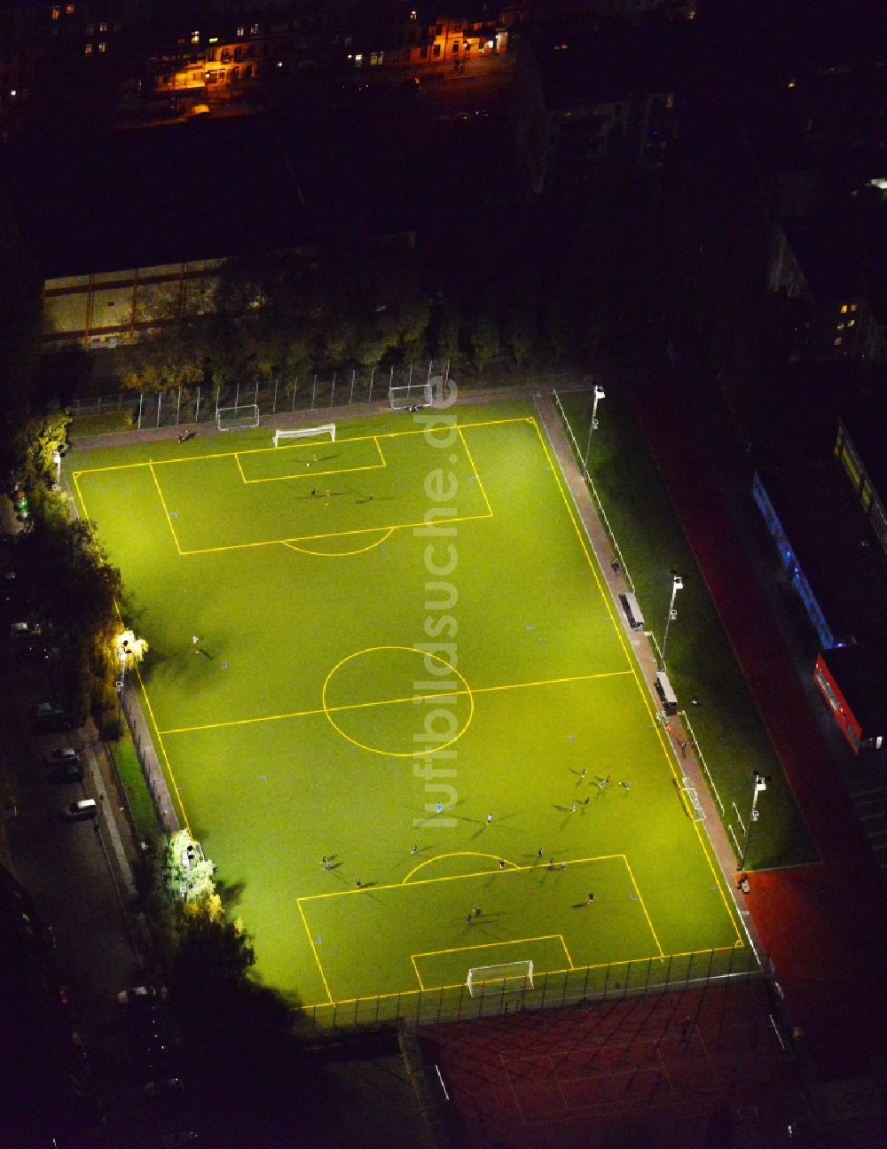 Luftbild Berlin - Nächtlich beleuchteter Sportplatz - Fußballplatz an der Hauffstraße - Spirtastraße in Berlin