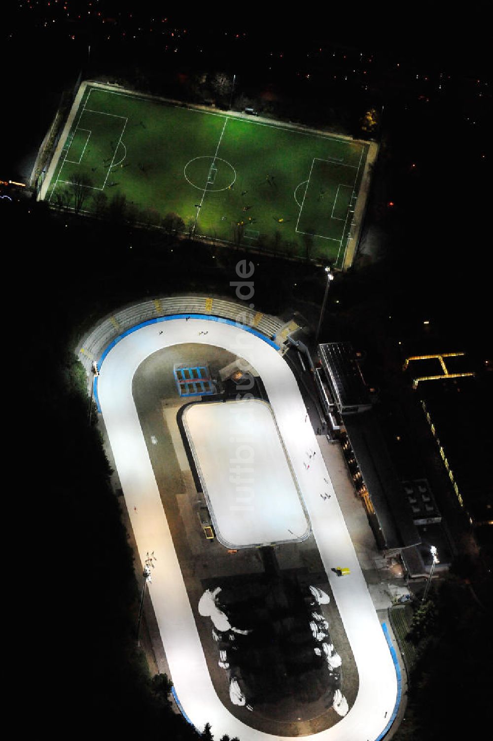 Berlin von oben - Nächtliche Beleutung der Eislaufbahn des Horst-Dohm-Eisstadion Berlin - Wilmersdorf