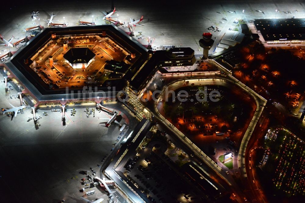 Berlin aus der Vogelperspektive: Nächtlicher Flugbetrieb am Terminal des Flughafens Berlin - Tegel