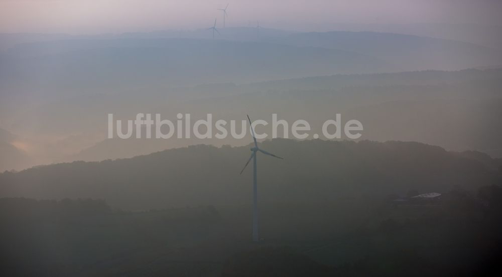 Byfang aus der Vogelperspektive: Nebel und Herbststimmung über einem Hügel mit Windkraftwerken bei Byfang im Bundesland Nordrhein-Westfalen