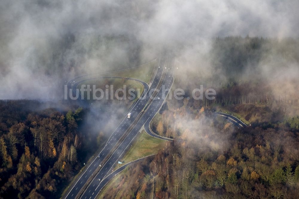 Luftbild Arnsberg - Nebel und tiefliegende Wolkenfelder mit Sichtbehinderung an der Autobahn A46 bei Arnsberg im Bundesland Nordrhein-Westfalen