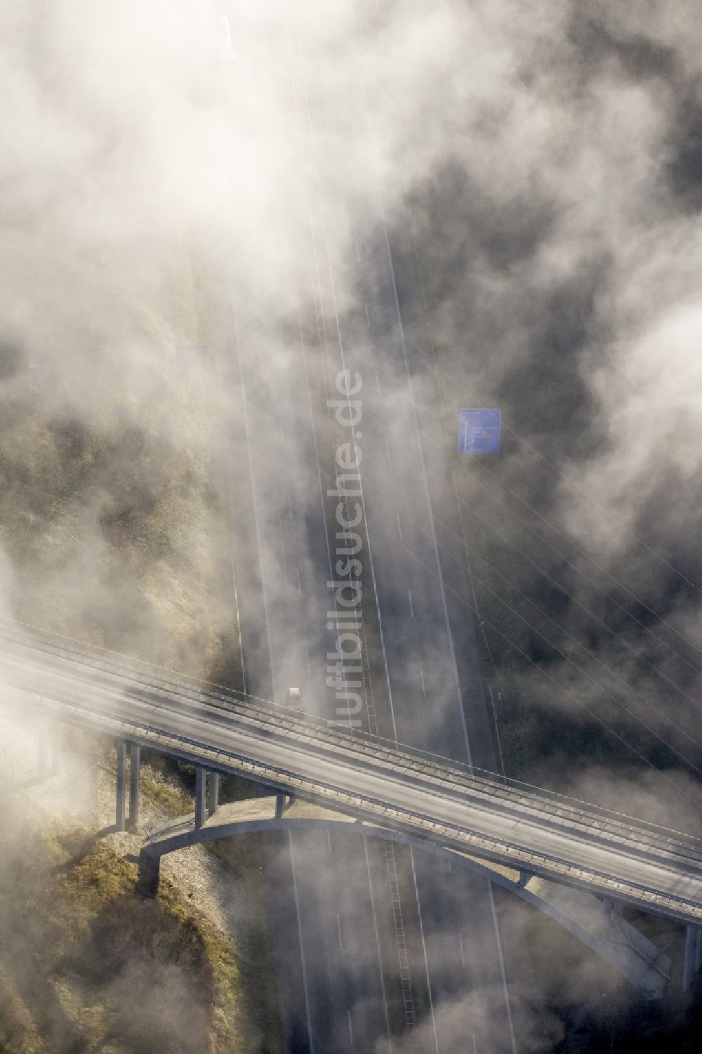 Arnsberg von oben - Nebel und tiefliegende Wolkenfelder mit Sichtbehinderung an der Autobahnbrücke auf der BAB Bundesautobahn A46 bei Arnsberg im Bundesland Nordrhein-Westfalen