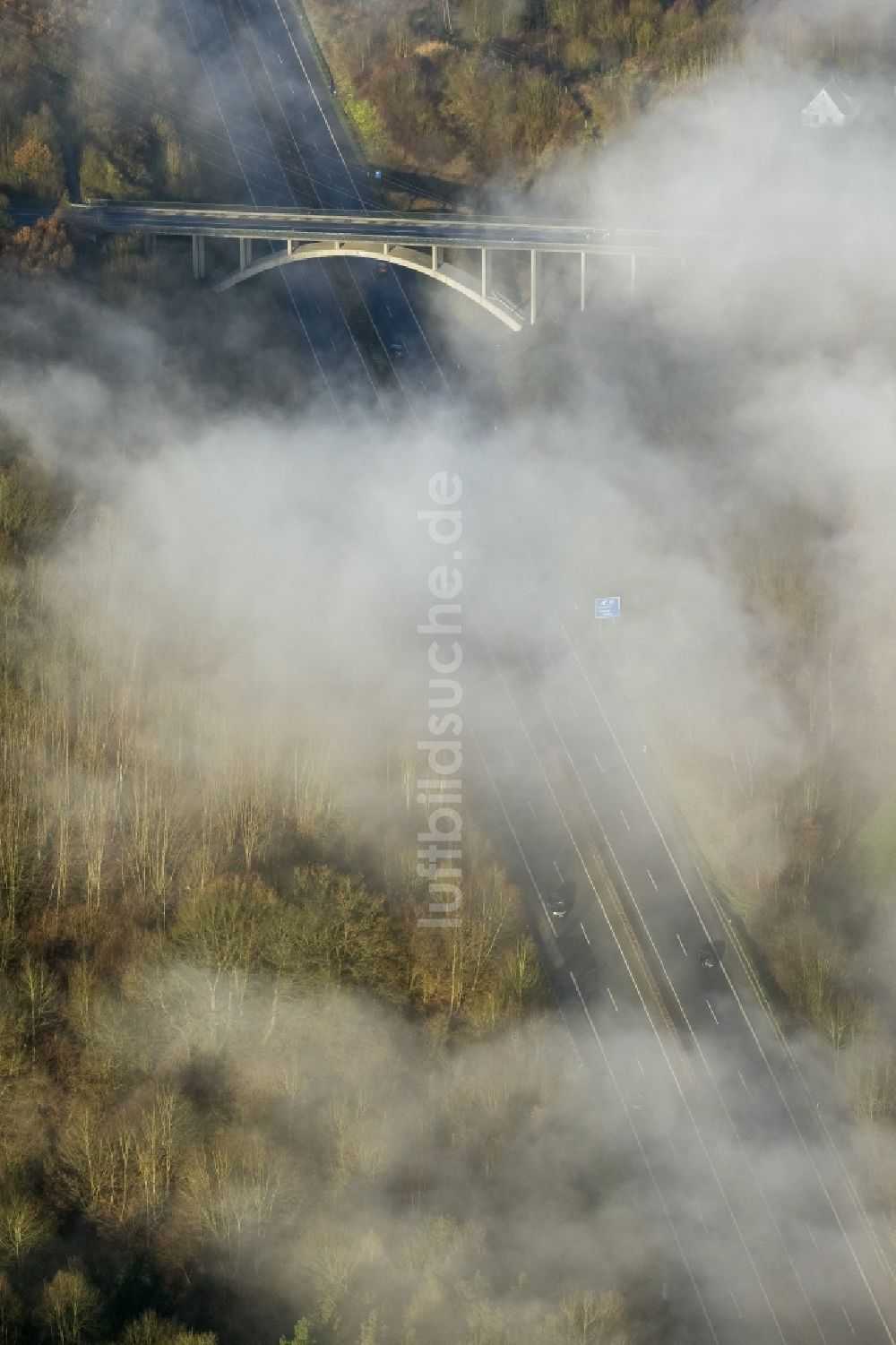 Arnsberg aus der Vogelperspektive: Nebel und tiefliegende Wolkenfelder mit Sichtbehinderung an der Autobahnbrücke auf der BAB Bundesautobahn A46 bei Arnsberg im Bundesland Nordrhein-Westfalen