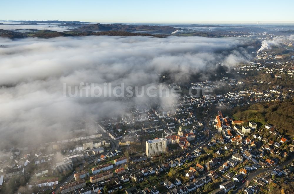 Luftbild Arnsberg - Nebel und tiefliegende Wolkenfelder am Stadtrand von Arnsberg im Bundesland Nordrhein-Westfalen