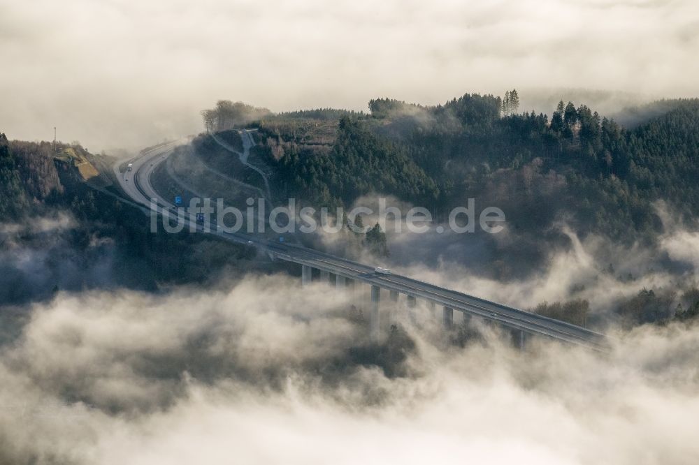 Arnsberg OT Oeventrop von oben - Nebel umgebene Autobahnbrücke an der BAB Bundesautobahn A46 bei Oeventrop - einem Stadtteil von Arnsberg im Sauerland in Nordrhein-Westfalen NRW