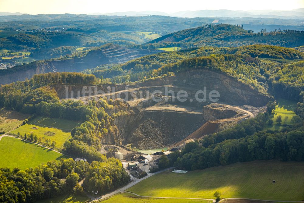 Arnsberg von oben - Nebel- und Wolken- Schicht über einem Steinbruch zum Abbau und zur Gewinnung von Kalkstein in Arnsberg im Bundesland Nordrhein-Westfalen, Deutschland