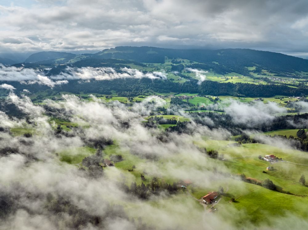 Luftaufnahme Irsengund - Nebel- und Wolken- Schicht über Wald- und Wiesenlandschaft in Irsengund im Bundesland Bayern, Deutschland