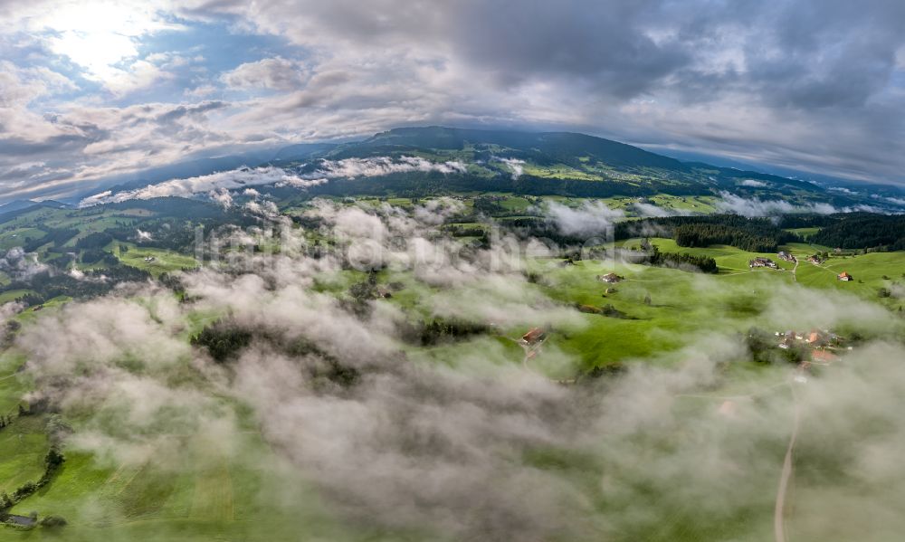 Irsengund von oben - Nebel- und Wolken- Schicht über Wald- und Wiesenlandschaft in Irsengund im Bundesland Bayern, Deutschland