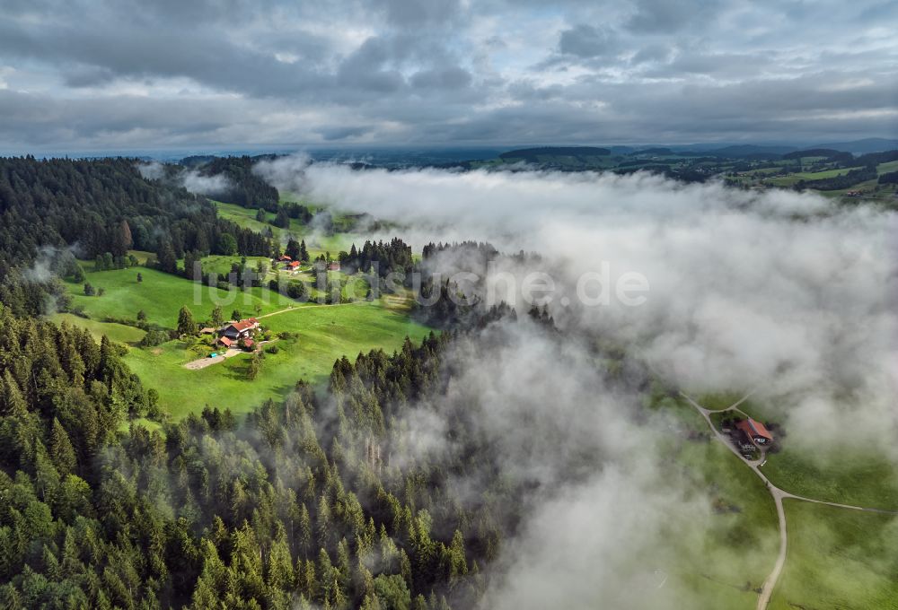 Irsengund aus der Vogelperspektive: Nebel- und Wolken- Schicht über Wald- und Wiesenlandschaft in Irsengund im Bundesland Bayern, Deutschland