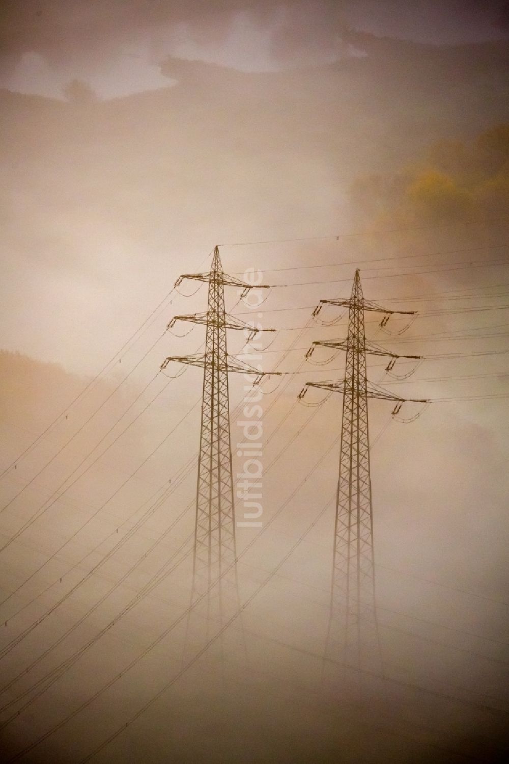 Luftbild Hattingen - Nebel- Wolken Schicht am Schneisen- und Streckenverlauf der Stromführungstrasse in Hattingen im Bundesland Nordrhein-Westfalen