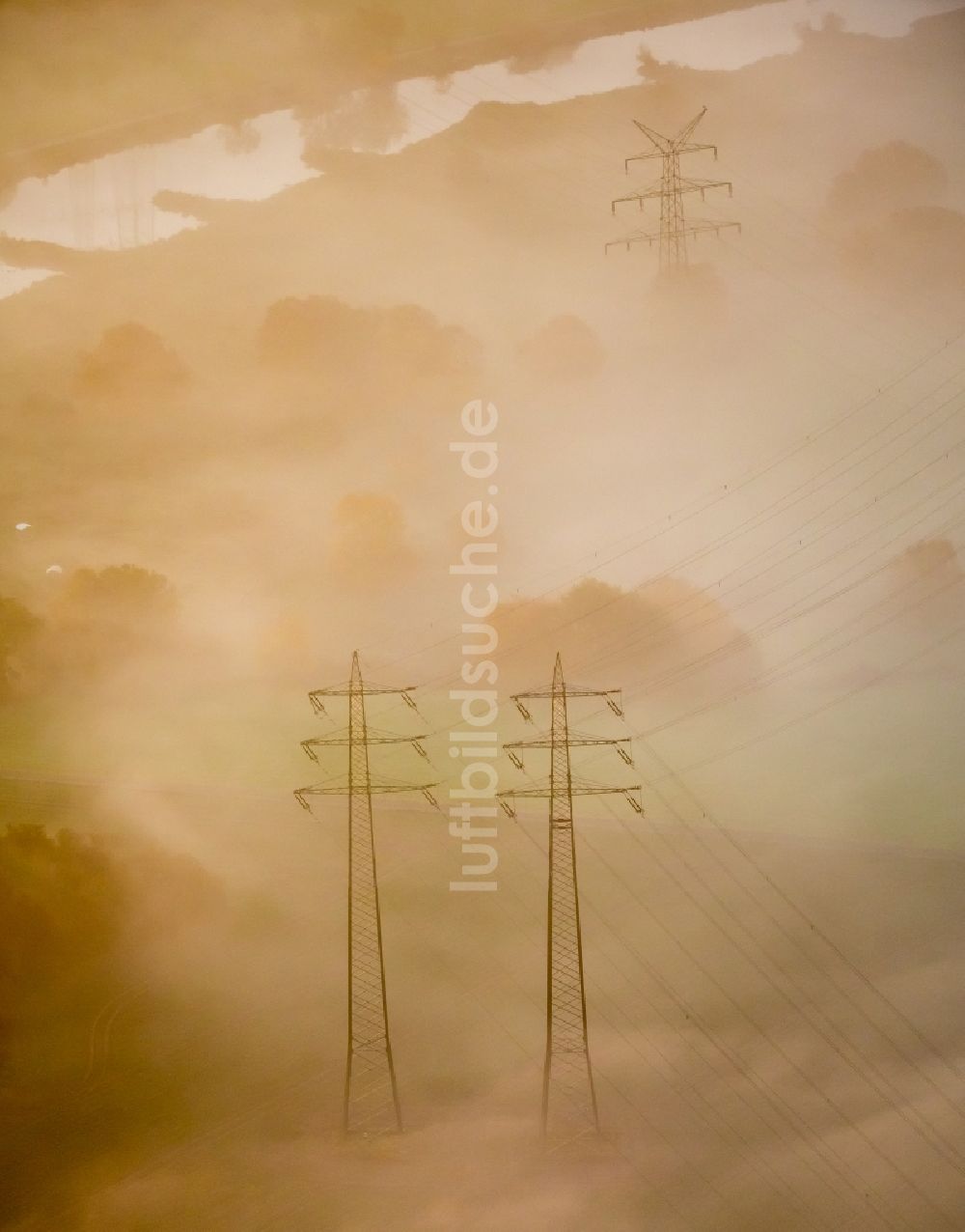 Hattingen von oben - Nebel- Wolken Schicht am Schneisen- und Streckenverlauf der Stromführungstrasse in Hattingen im Bundesland Nordrhein-Westfalen