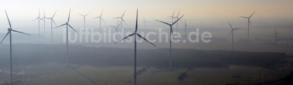 Luftaufnahme Werneuchen - Nebellandschaft mit Rotoren der Windkrafträder eines Windkraftwerkes bei Werneuchen im Bundesland Brandenburg