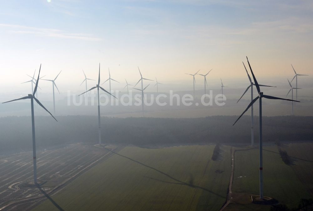 Werneuchen von oben - Nebellandschaft mit Rotoren der Windkrafträder eines Windkraftwerkes bei Werneuchen im Bundesland Brandenburg