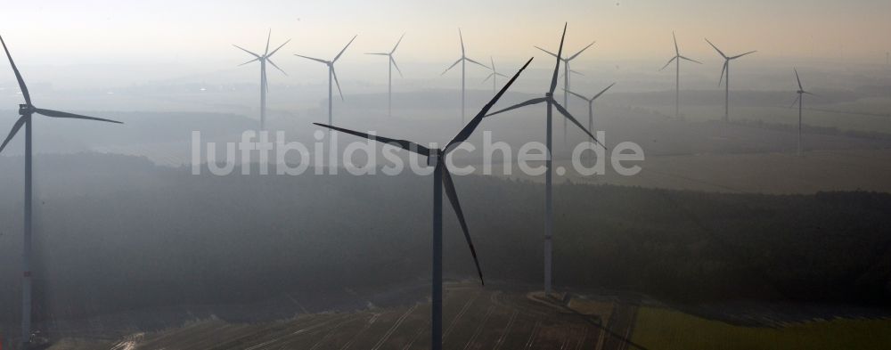 Luftaufnahme Werneuchen - Nebellandschaft mit Rotoren der Windkrafträder eines Windkraftwerkes bei Werneuchen im Bundesland Brandenburg