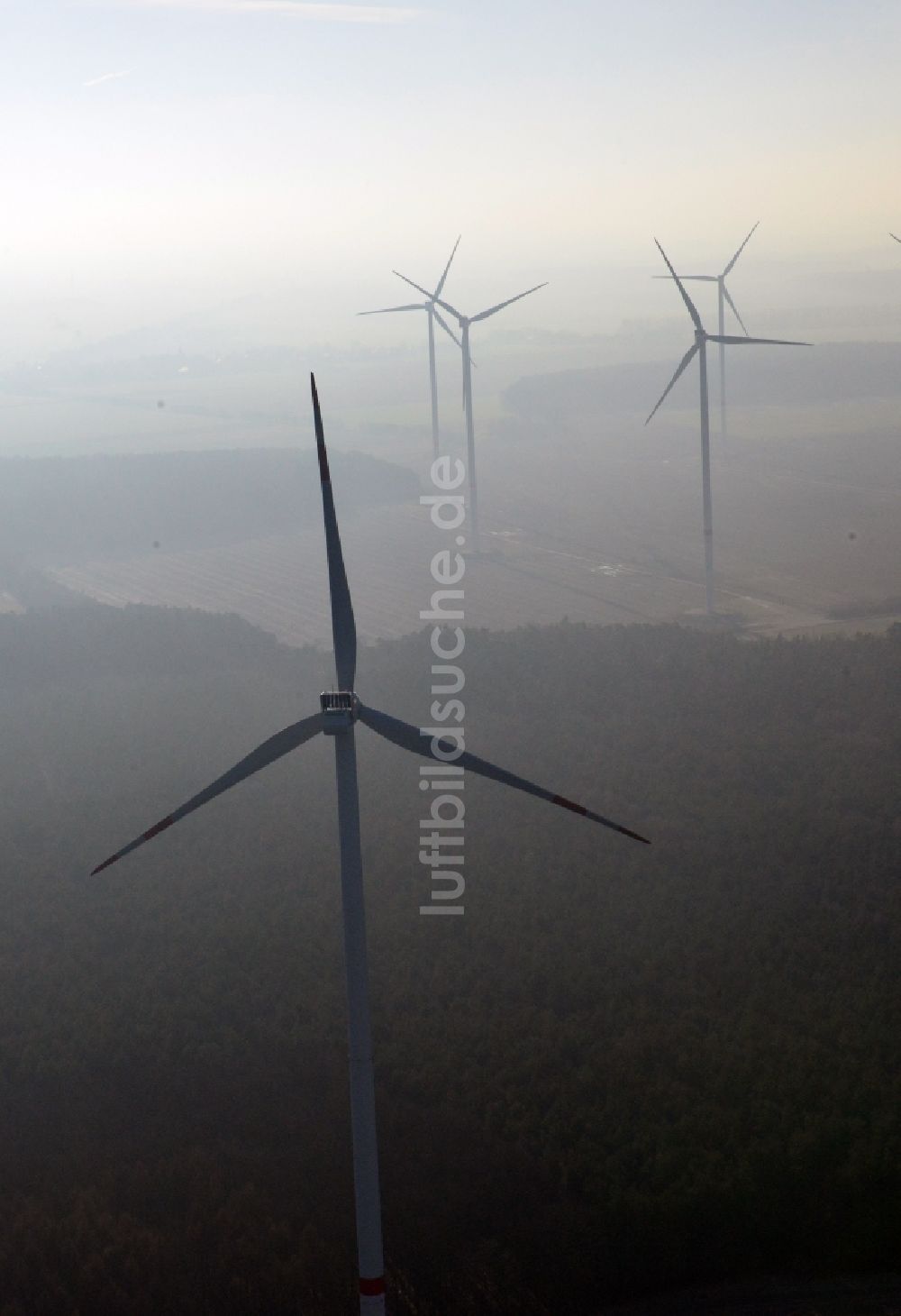 Werneuchen von oben - Nebellandschaft mit Rotoren der Windkrafträder eines Windkraftwerkes bei Werneuchen im Bundesland Brandenburg