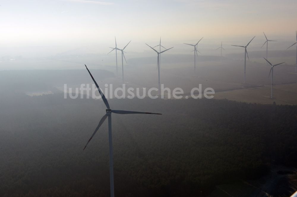 Werneuchen aus der Vogelperspektive: Nebellandschaft mit Rotoren der Windkrafträder eines Windkraftwerkes bei Werneuchen im Bundesland Brandenburg