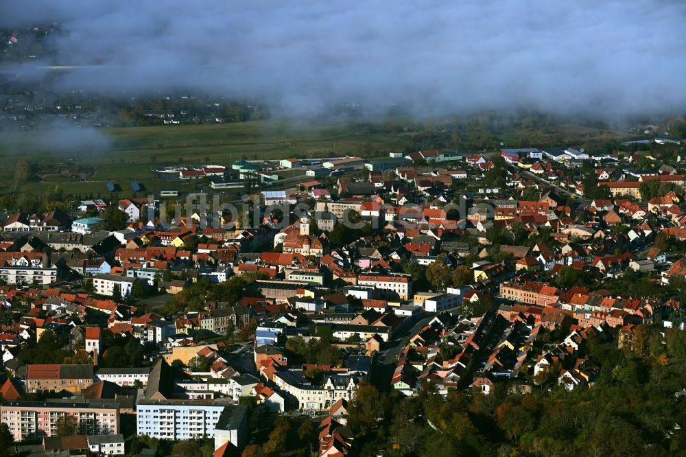 Artern/Unstrut von oben - Nebelschicht am Innenstadtbereich in Artern/Unstrut im Bundesland Thüringen, Deutschland