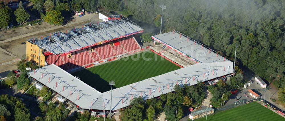 Luftbild Berlin - Nebelschwaden und Wolken über dem Neubau der Haupttribüne des Stadions an der Alten Försterei in Berlin