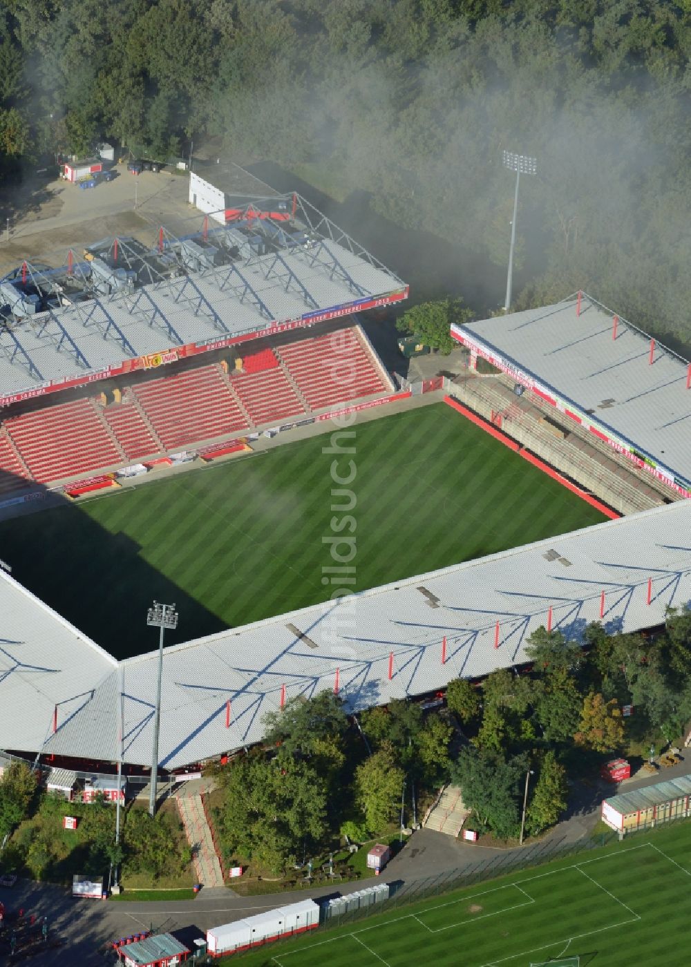 Luftaufnahme Berlin - Nebelschwaden und Wolken über dem Neubau der Haupttribüne des Stadions an der Alten Försterei in Berlin